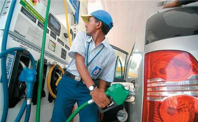 पेट्रोल भरवाने से पहले कर लें शुद्धता की जांच, VIDEO में देखें आसान तरीका