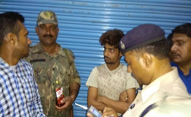 बिहार : समस्तीपुर में होटल में शराब पीते 2 धराये