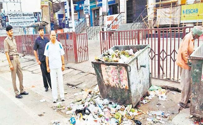 स्टेशन से पैदल ही घर चल दिये मंत्री, रास्ते में कचरा देख बिफरे, नहीं होती सफाई  और जनता मुझे गाली देती है