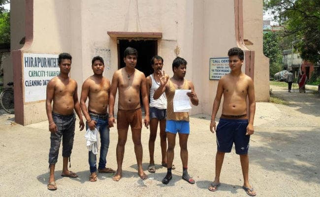 धनबाद : जल संकट से त्रस्त लोगों ने अंडरवियर पहनकर किया विरोध