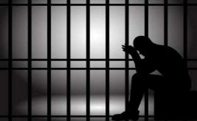 चोरी के आरोप में पकड़े गये युवक ने लालपुर थाने के हाजत में फांसी लगाकर की खुदकुशी चोरी के आरोप में पकड़े गये युवक ने लालपुर थाने के हाजत में फांसी लगाकर की खुदकुशी