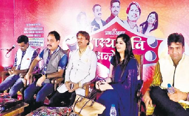 आरा में प्रभात खबर का कवि सम्मेलन आयोजित, नामचीन कवियों ने अपनी प्रस्तुतियों से देर रात तक समां बांधे रखा