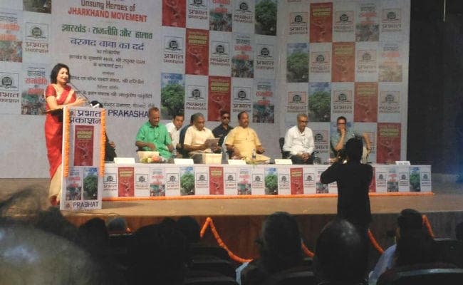 सीएम रघुवर दास ने अनुज सिन्हा के तीन किताबों का किया विमोचन