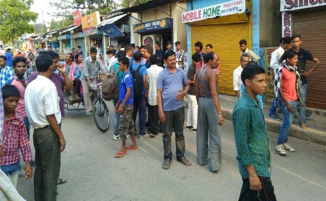 गर्लफ्रेंड को छेड़ा, तो मनचले की कर दी पिटाई, स्थानीय लोगों ने पीटनेवाले युवक को पुलिस को सौंपा