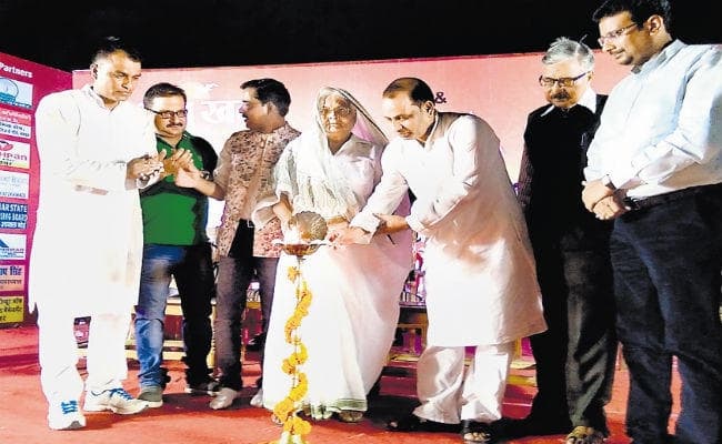 बक्सर में प्रभात खबर के कवि सम्मेलन के दौरान लोटपोट हुए श्रोता