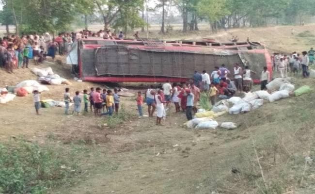 बिहार : नवादा में बस पलटने से 5 की मौत, 50 से ज्यादा घायल