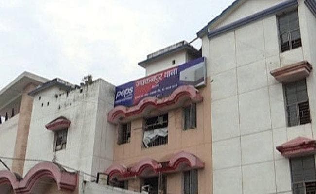 करोड़पति निकला जक्कनपुर थाना प्रभारी, 11 बैंक खातों में 92 लाख से अधिक रुपये, पत्नी के नाम से मिले दो फ्लैट