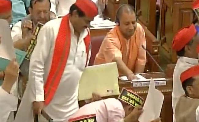 VIDEO : यूपी विधानसभा सत्र के पहले दिन विपक्ष का भारी हंगामा, राज्यपाल के ऊपर फेंके गये कागज के टुकड़े