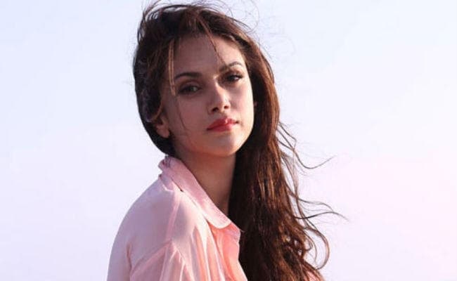 बोलीं अदिति राव हैदरी, ''बॉलीवुड में कोई गॉडफादर नहीं लेकिन...''
