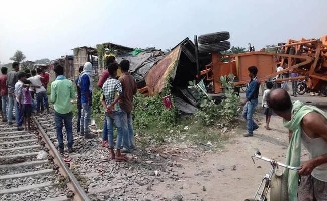 मुजफ्फरपुर में पैसेंजर ट्रेन से टकरायी जेसीबी