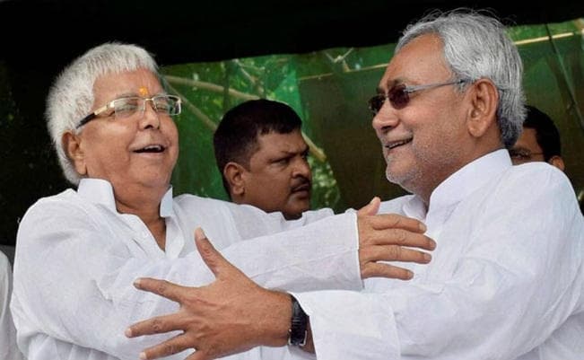 छापे के बाद लालू की  ‘ट्वीट पॉलिटिक्स'' : पहले भाजपा को बधाई दी, फिर लिखा हमारा गंठबंधन अटूट