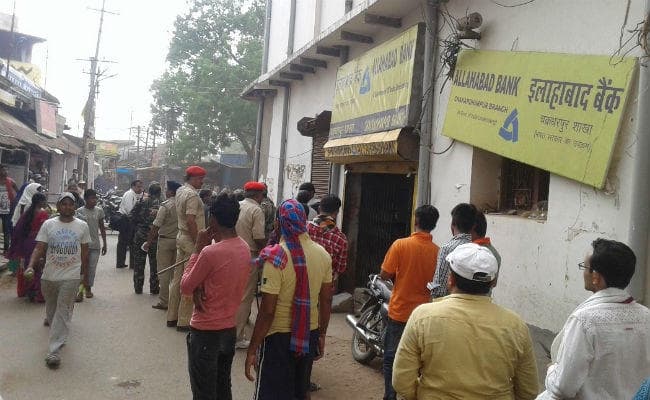 चक्रधरपुर : दिनदहाड़े इलाहाबाद बैंक से 16.32 लाख की डकैती, CCTV कैमरे का हार्ड डिस्क भी ले गये