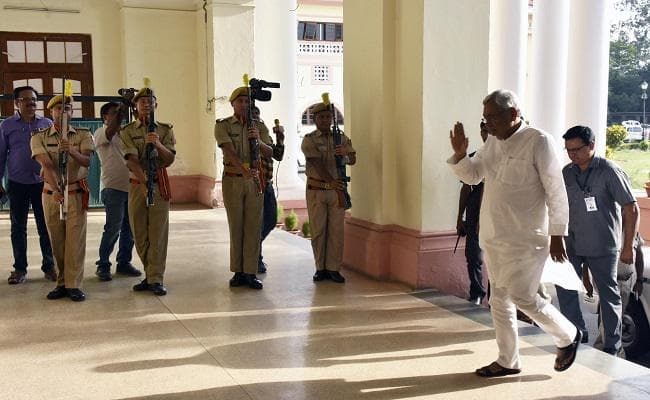 लालू के ठिकानों पर IT की छापेमारी पर बोले नीतीश, ''कहां-कहां हो रही है छापेमारी, क्या है मकसद''