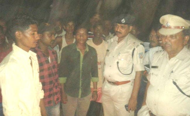 दूल्हे की हत्या करने पहुंचे तीन अपराधियों को ग्रामीणों ने जमकर पीटा, घंटों बंधक बनाकर रखा