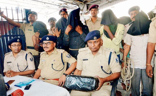 ट्रेन से देसी-विदेशी शराब व 50 किलो गांजा जब्त, नौ गिरफ्तार