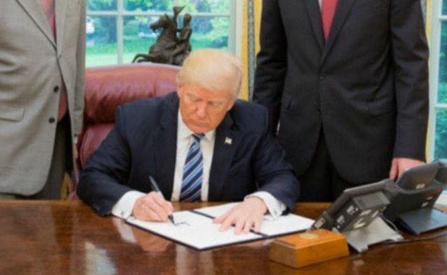 ट्रंप ने पूर्व एफबीआई प्रमुख को फ्लिन के खिलाफ जांच रोकने के लिए कहा, बढ़ा विवाद