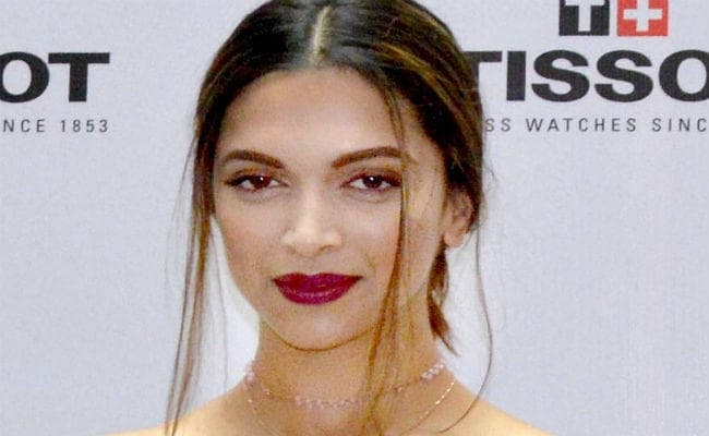 देखें, कान्‍स 2017 में दीपिका पादुकोण को फर्स्‍टलुक, वीडियो