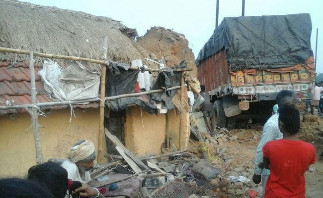 धालभूमगढ़ : नूतनगढ़ के पास झोपड़ी में घुसा ट्रक, पांच की मौत, एक घायल