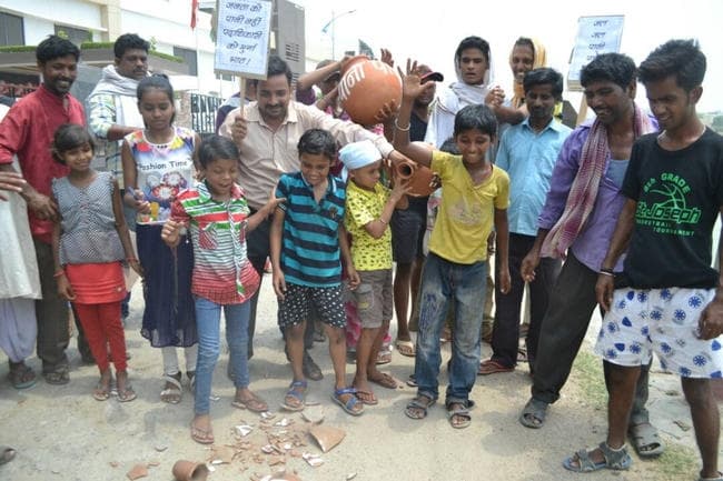 चास निगम बोर्ड में पानी को लेकर बवाल, मटका लेकर पहुंचे लोग, देखें तीखे विरोध का VIDEO