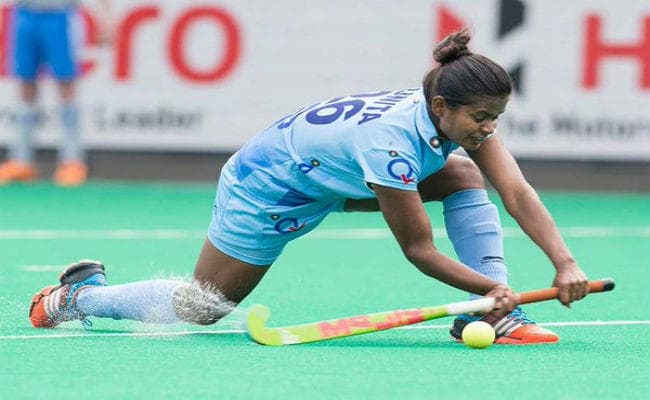 सुनीता लकड़ा ने अंतरराष्ट्रीय मैचों का शतक पूरा किया