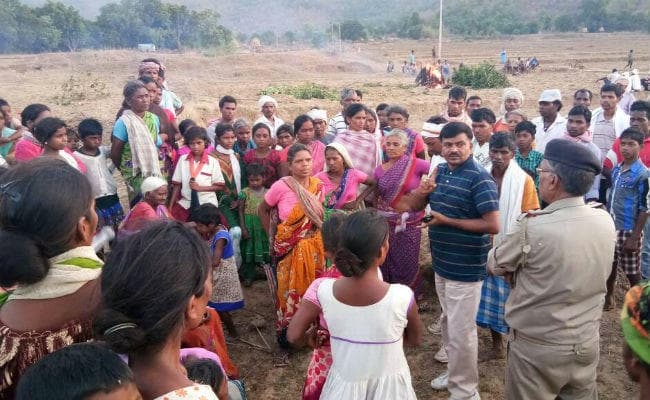 गुमला : विधायक के अनुसेवक की हत्या के बाद उग्र हुए ग्रामीण, आरोपी के परिजनों को जमकर पीटा