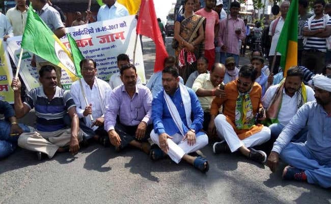 झारखंड विकास मोर्चा का प्रदर्शन, सड़क पर उतरे हजारों कार्यकर्ता, रांची -पटना सड़क जाम