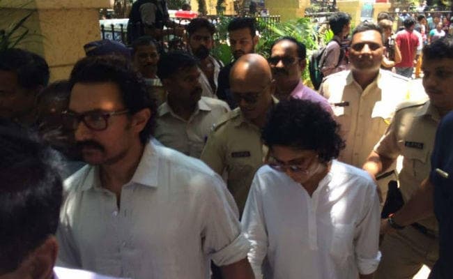 रीमा लागू के अंतिम दर्शन करने पहुंचे आमिर-किरण सहित कई बॉलीवुड सेलीब्रिटीज, देखें तस्‍वीरें