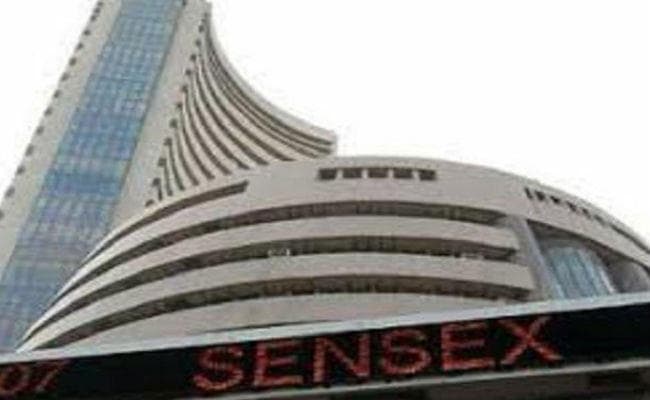 बाजार रिकार्ड ऊंचाई से फिसला, सेंसेक्स 224 अंक टूटा