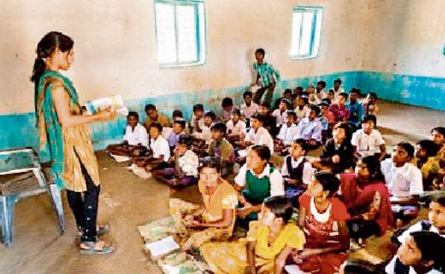 क्यों बंद हो रहे हैं विद्यालय?