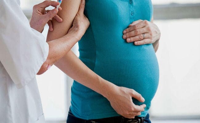 युवतियों में करियर की चिंता कम उम्र में मां बनने से बच रहीं महिलाएं