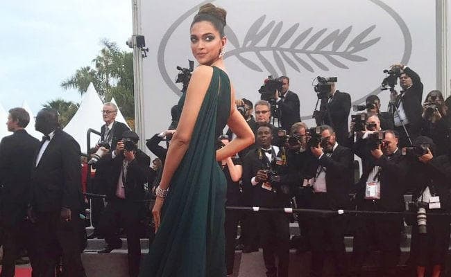 Cannes 2017: दूसरे दिन BOTTLE GREEN GOWN गाउन में दीपिका पादुकोण का जलवा...