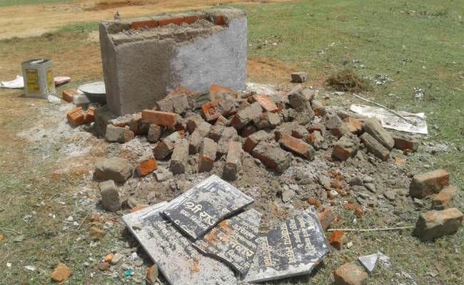 मधुपुर : शिलान्यास समारोह से पहले   मंत्री राज पलिवार के नाम का शिलापट्ट लोगों ने तोड़ा