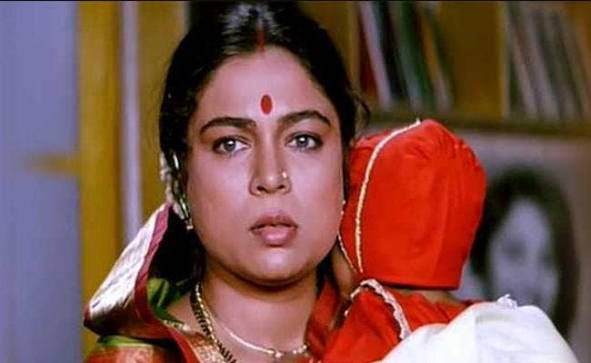 बॉलीवुड की स्‍नेहमयी ''मां'' रीमा लागू की 10 यादगार फिल्‍में...