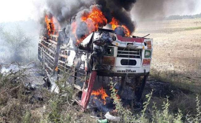 उत्तर प्रदेश में रोडवेज बस पर गिरी हाईटेंशन लाइन, 6 की मौत, घायलों से मिलने अस्पताल पहुंचे सीएम