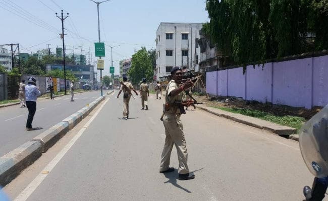 जमशेदपुर के कई क्षेत्रों में हिंसा-पथराव, सिटी SP पर भी हमला, धातकीडीह  TOP तहस-नहस, पुलिस जीप पलटी