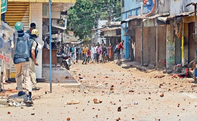 बच्चा चोरी की अफवाह में हत्या मामला : जमशेदपुर में पथराव, फायरिंग, थाने पर हमला, टीओपी तोड़ा, एसपी-डीएसपी घायल