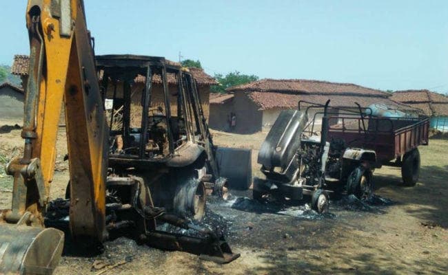 नक्सलियों ने सड़क निर्माण में लगी तीन जेसीबी को जलाया