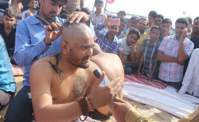 पीएम मोदी के गुजरात दौरे के पहले हार्दिक ने मुड़वाया सिर