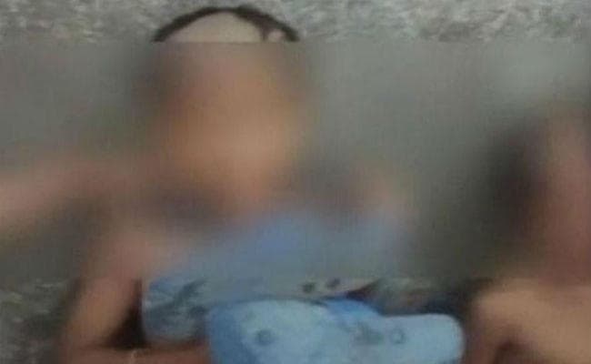 भूख लगने पर मासूमों ने की चोरी, सनकी दुकानदार ने नंगा करके सिर मुंडवाया और फिर...