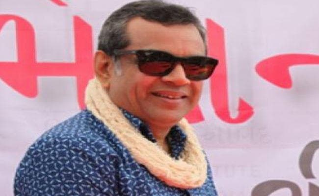 भाजपा सांसद परेश रावल ने की टिप्पणी, लेखिका अरुंधति रॉय को सेना की जीप से बांधें