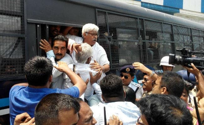 बंगाल : वाममोरचा के नवान्न अभियान में पुलिस ने बरसाई लाठियां, कई घायल