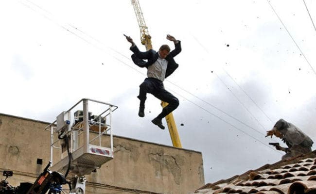 VIDEO : कोई दौड़कर लोहे के पतले खंभे पर चढ़ जाता है, तो कोई रस्‍सी पर खेलता है फुटबॉल