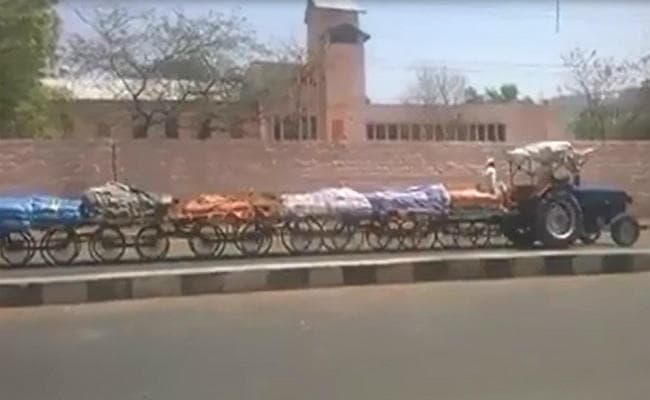 सड़क पर दौड़ती रेलगाड़ी आपने देखी है, अगर नहीं तो ये VIDEO देखें