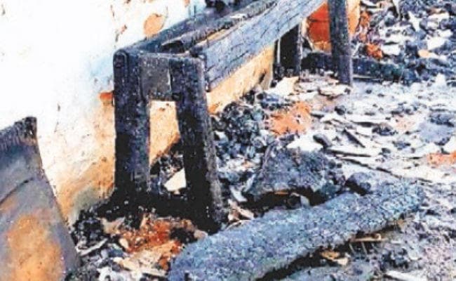 तृणमूल कांग्रेस कार्यालय को जलाया