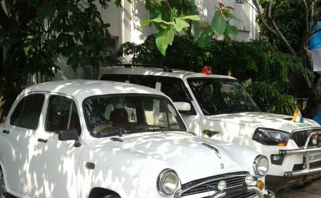 बंगाल में विधायक धड़ल्ले से इस्तेमाल कर रहे हैं लाल बत्ती लगी गाड़ियां