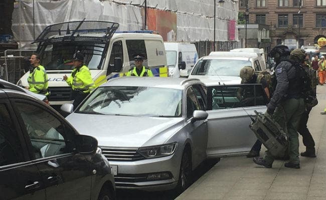 मैनचेस्टर आतंकी हमला मामले में तीन लोग गिरफ्तार