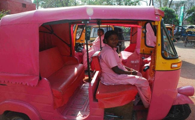 परेशानियां कई, फिर भी ठसक के साथ रांची की सड़कों पर ‘पिंक अॅाटो’ दौड़ाती हैं महिलाएं