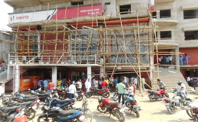 बिहार : गोपालगंज में दिनदहाड़े बाइक के शोरूम से 36.42 लाख की लूट, फायरिंग में एक युवक जख्मी