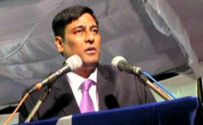 नागपुर के जिलाधिकारी विजय मानकर ने फिर दिया विवादास्पद बयान, कहा- गीता को कचरे के डब्बे में फेंक दो