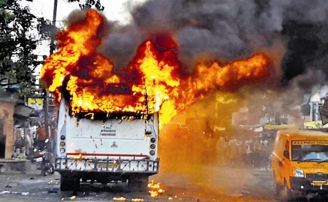 Burning Bus: कानपुर में टल गया बड़ा हादसा, चलती बस में लगी आग, खिड़की से कूदकर बचाई लोगों ने जान